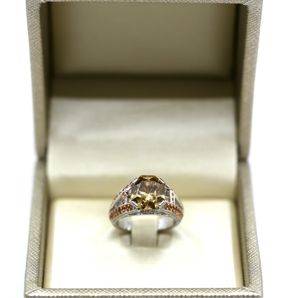 Harry Winston 5.76 Carat Diamond Engagement Ring - Picture 12 of 16